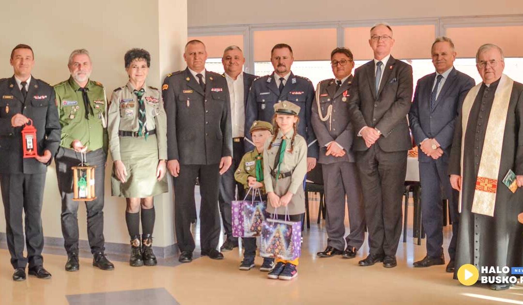 Strażacy z Buska-Zdroju spotkali się na uroczystej Wigilii w KP PSP w Busku-Zdroju. (ZDJĘCIA)