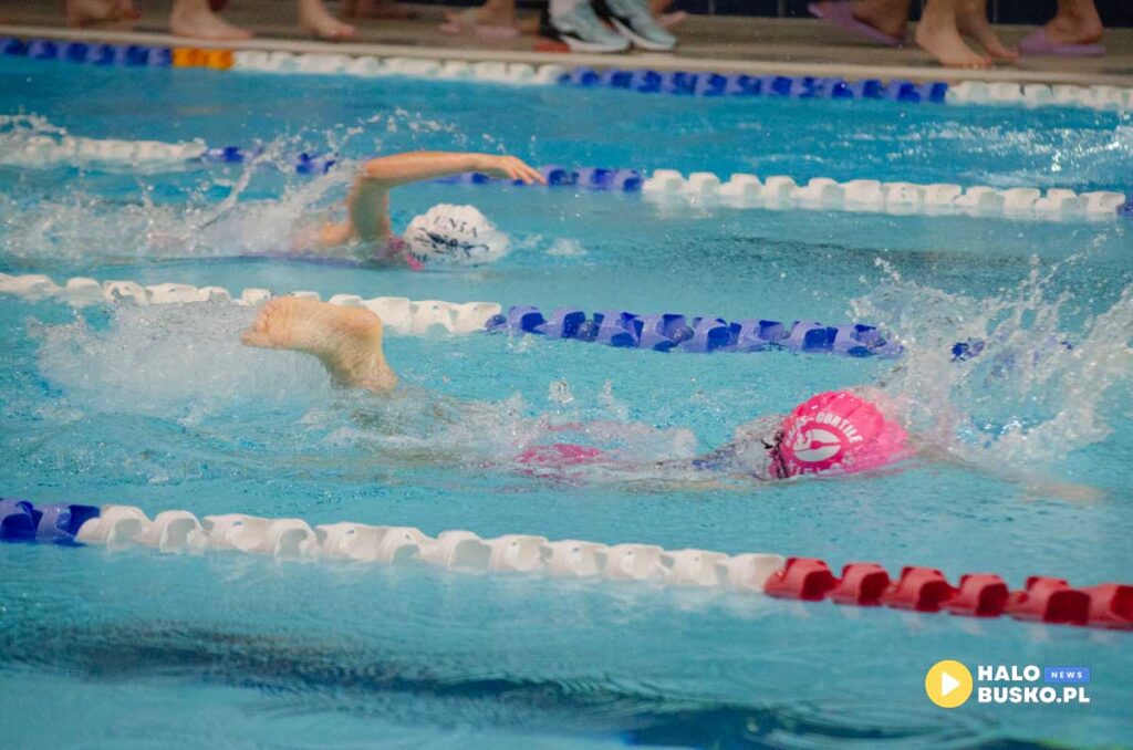 zawody plywackie na basenie w busku zdroju 11