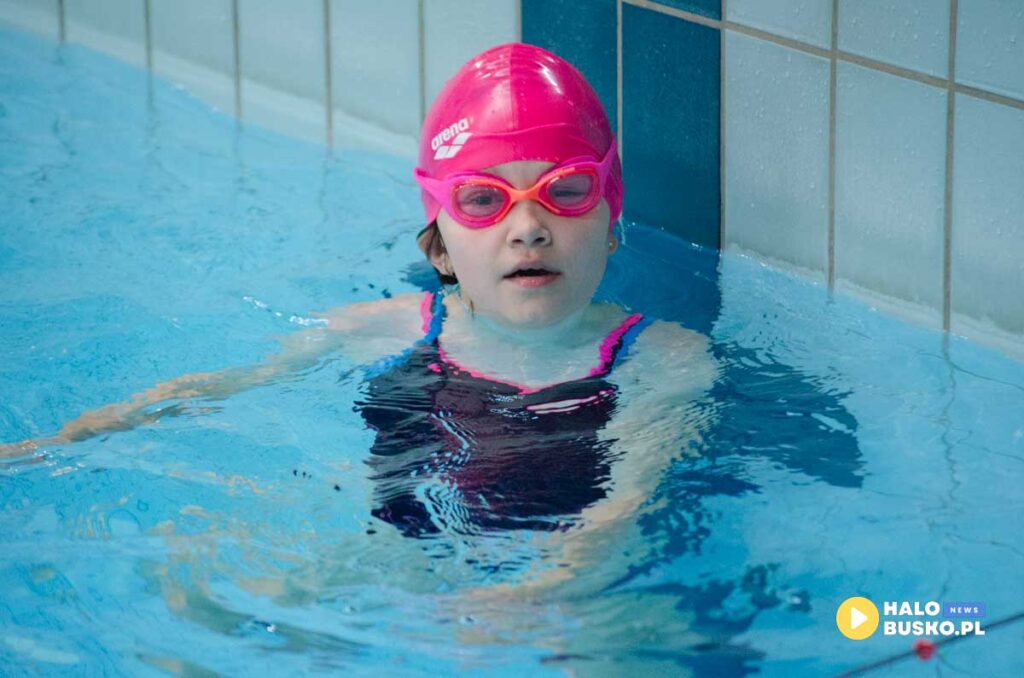 zawody plywackie na basenie w busku zdroju 14