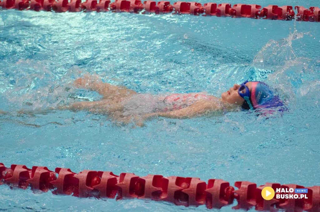 zawody plywackie na basenie w busku zdroju 15