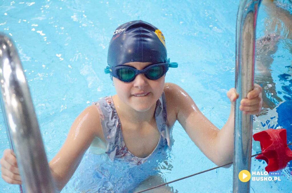 zawody plywackie na basenie w busku zdroju 26