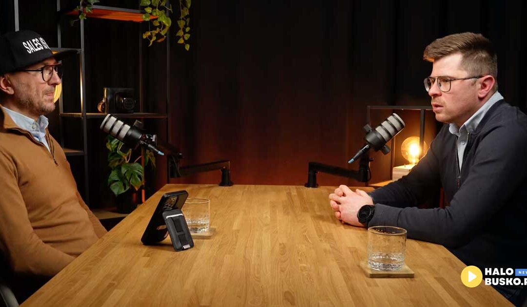 Mieszkaniec Buska-Zdroju o sprzedaży B2B. Dawid Woźniak w podcaście o procesach sprzedaży i CRM.