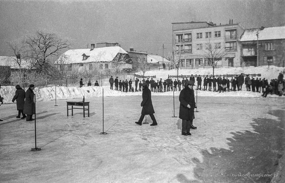 lodowisko przy Szkole Podstawowej Nr 1 w Busku Zdroju
