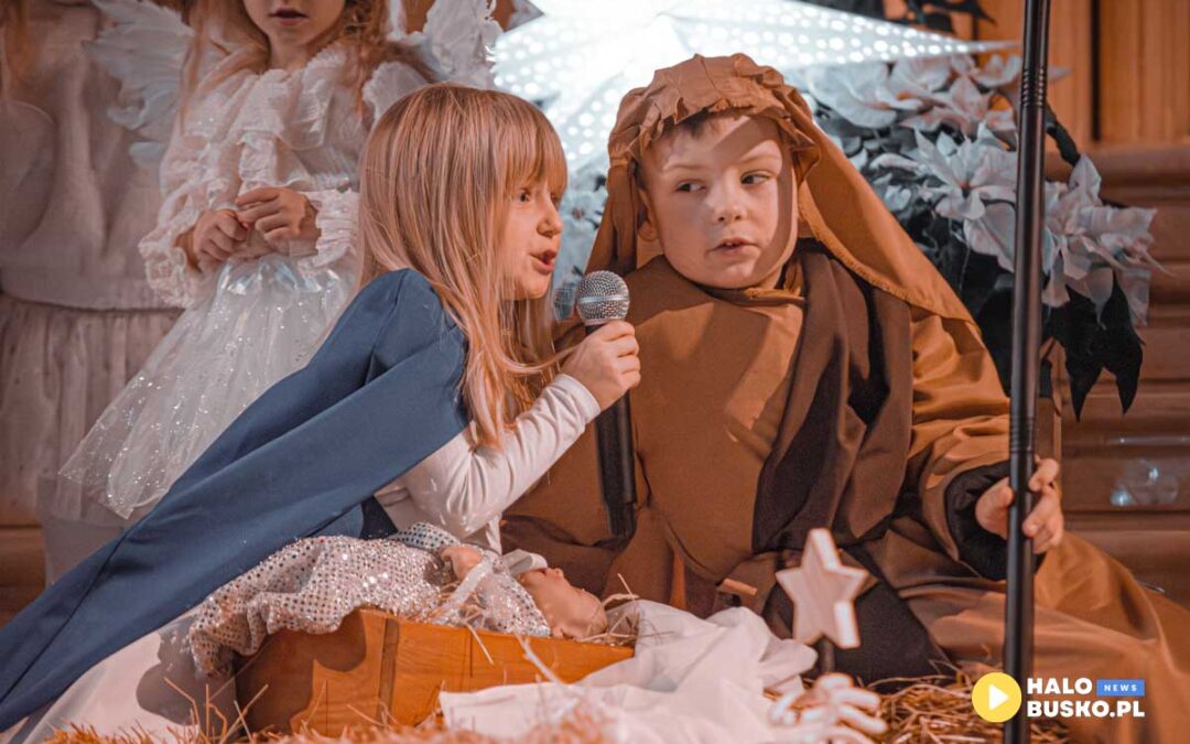 Rodzinne kolędowanie w Busku-Zdroju. Przedszkolaki przygotowały wielojęzyczny występ.