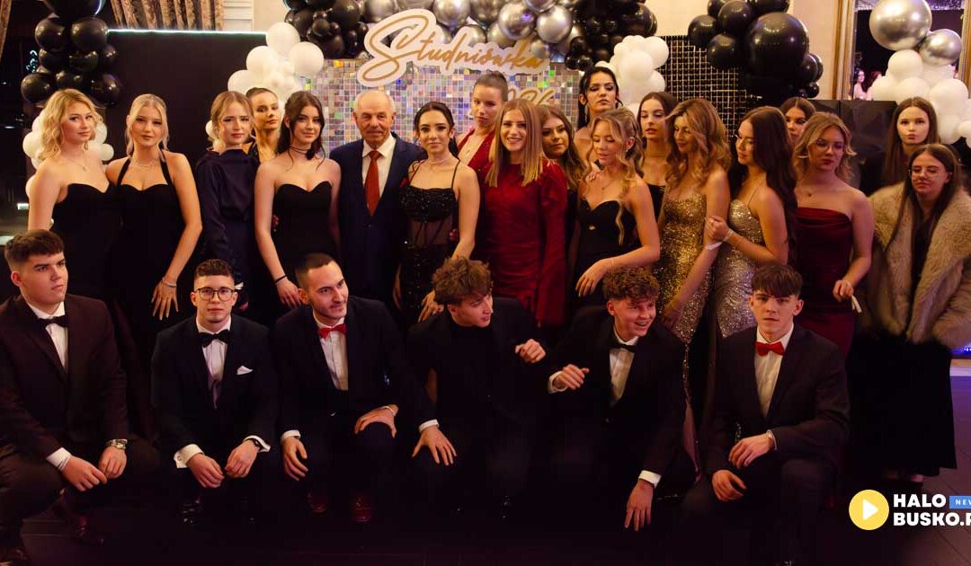 Tak bawili się uczniowie buskiego Kopernika podczas Studniówki w Pałacu w Konarach.