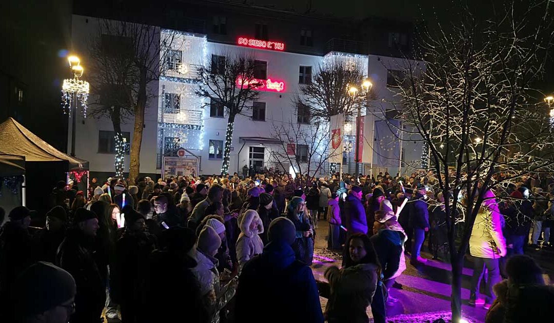 Sylwester w Busku-Zdroju 2025/2026 – mieszkańcy bawili się na alei Mickiewicza.