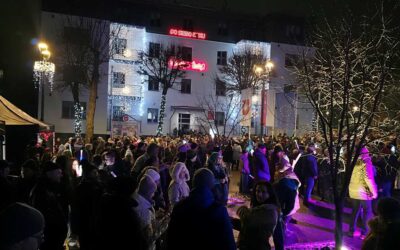 Sylwester w Busku-Zdroju 2025/2026 – mieszkańcy bawili się na alei Mickiewicza.