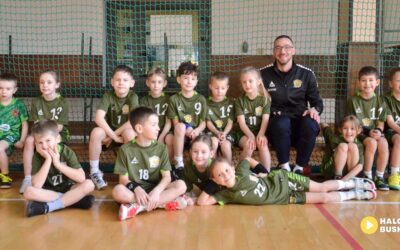 Młode talenty rywalizują w turnieju mini piłki ręcznej w Busku-Zdroju.