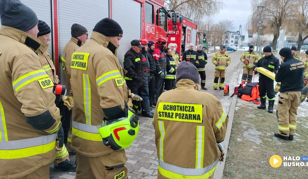 Strażacy szkolili się z ratownictwa lodowego. Zimowe ćwiczenia PSP i OSP w Busku-Zdroju.