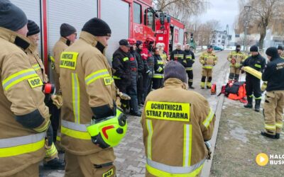 Strażacy szkolili się z ratownictwa lodowego. Zimowe ćwiczenia PSP i OSP w Busku-Zdroju.
