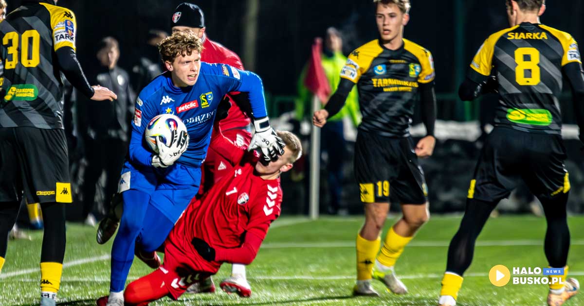 AKS 1947 Busko-Zdrój przegrał z Siarką Tarnobrzeg – zobacz zdjęcia Łukasza Rysiaka.
