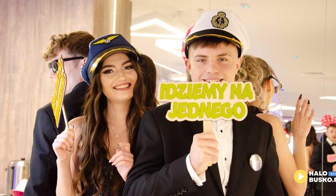 Maturzyści ZST-I w Busku-Zdroju świętowali studniówkę w Szanieckim Dworze.