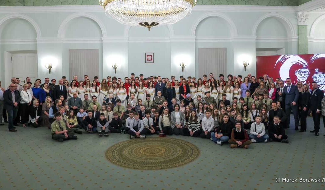 Młodzież z Buska-Zdroju zatańczyła Poloneza dla żołnierzy Armii Krajowej w Pałacu Prezydenckim.