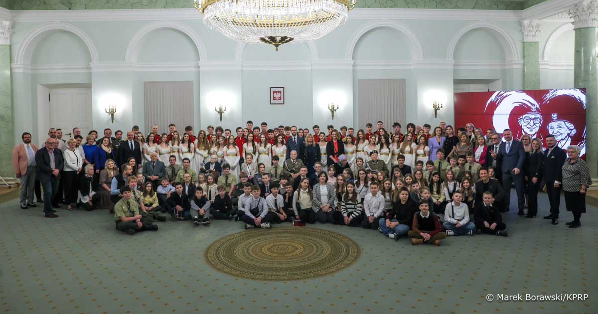 Młodzież z Buska-Zdroju zatańczyła Poloneza dla żołnierzy Armii Krajowej w Pałacu Prezydenckim.