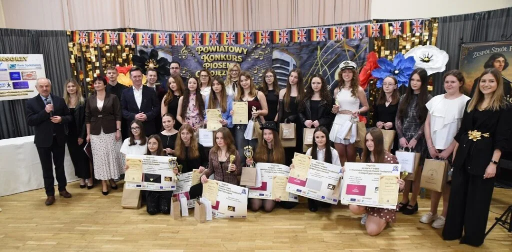 Młodzi wokaliści z powiatu buskiego zaprezentowali się w konkursie językowym.