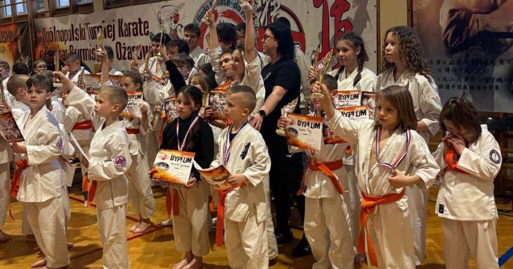 buska szkola karate kyokushin z 32 medalami w ozarowie