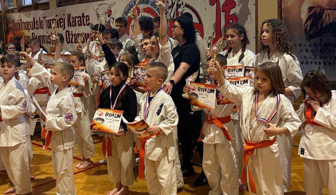 32 medale dla Buskiej Szkoły Karate Kyokushin. Turniej w Ożarowie także z jubileuszowym akcentem