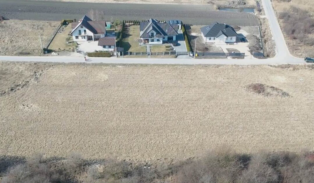 Działki budowlane na sprzedaż w Mikułowicach koło Buska-Zdroju. Możliwy zakup całości lub pojedynczych parceli.