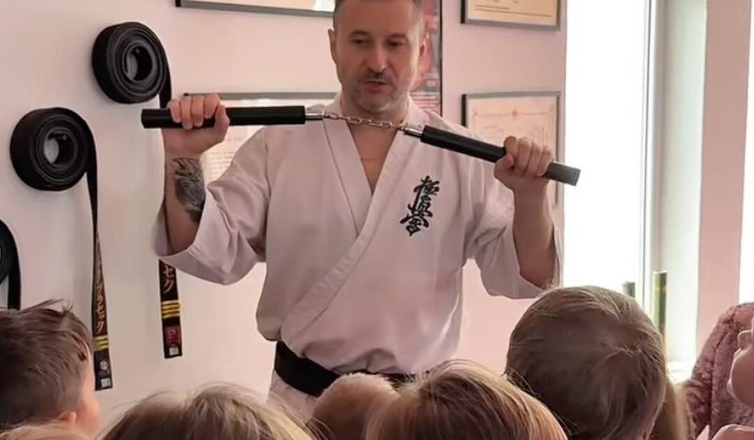 Dzieciaki ze „Słoneczka” odwiedziły Buską Szkołę Karate Kyokushin Shihana Marka Praska.