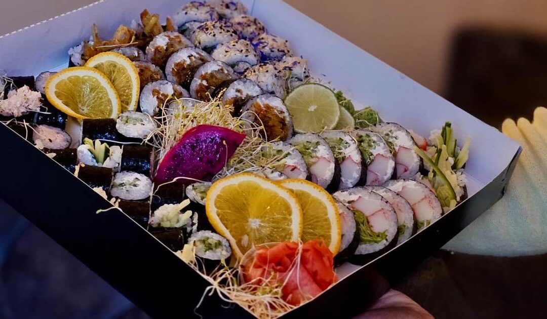 Zestaw miesiąca w IKKI SUSHI w Busku-Zdroju. 50 sztuk sushi za 150 zł.