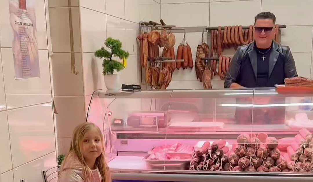 Piosenkarz Kordian za ladą w Masarni Zborów. Jak twierdzi – „Najlepsze wędliny w całym województwie”.