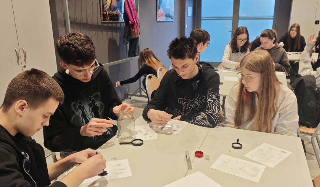 Uczniowie „Kopernika” na zajęciach w Centrum Edukacji Przyrodniczej UJ.