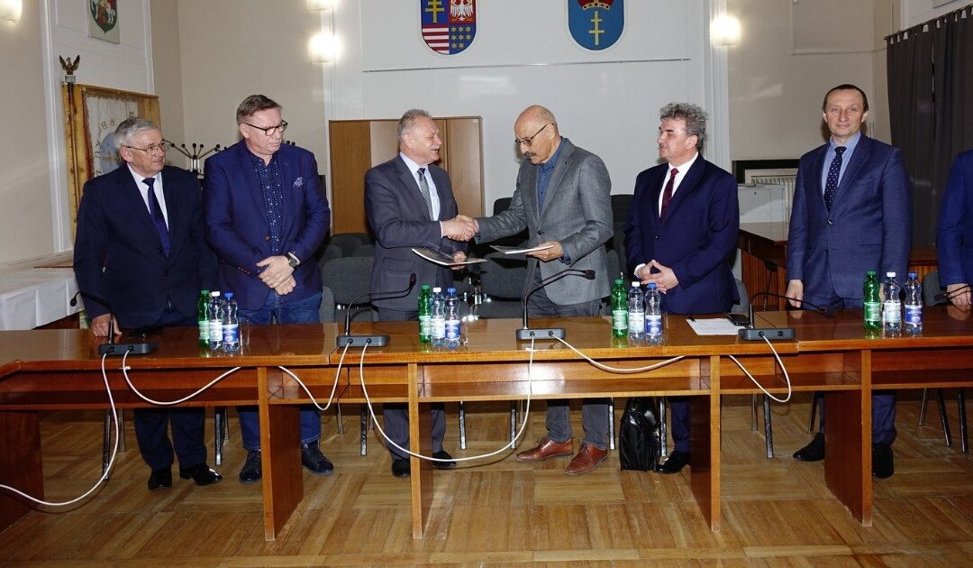 Podpisanie umów na przebudowę dróg w gminach Solec-Zdrój i Gnojno w Busku-Zdroju