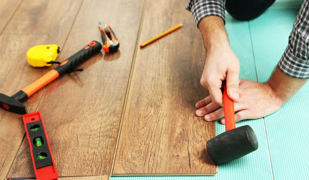 Poszukiwany pracownik do montażu podłóg i drzwi w Strefie Zamieszkania w Busku-Zdroju.