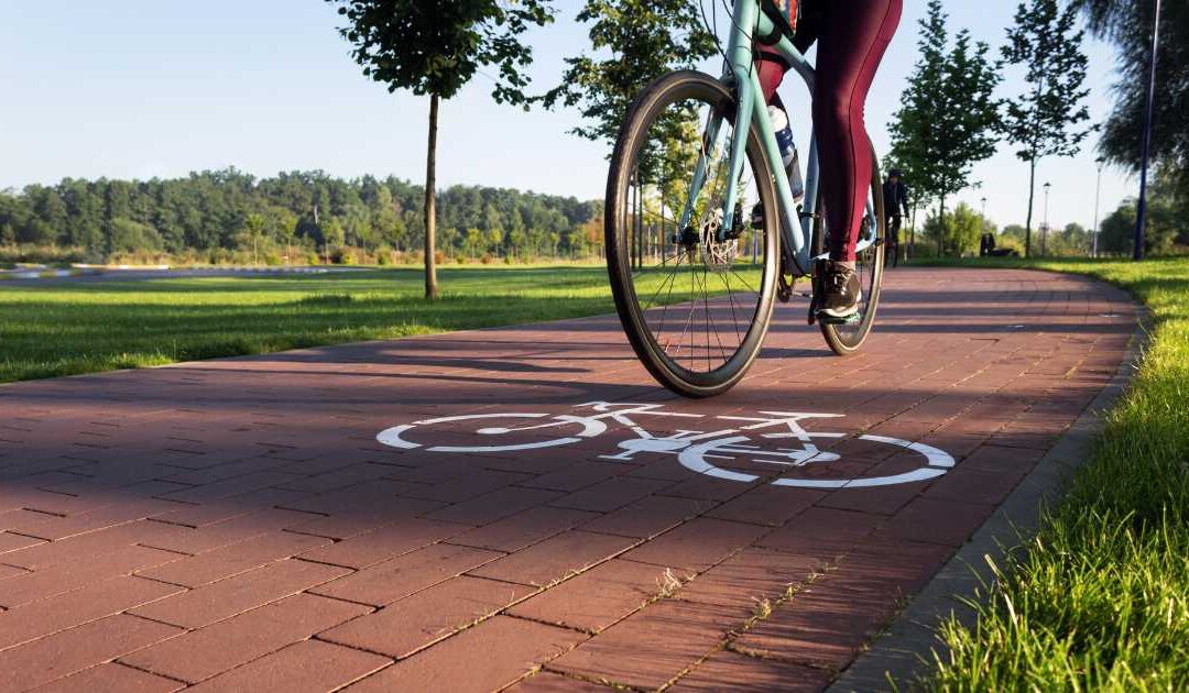 Gmina Busko-Zdrój ogłosiła postępowanie na budowę tras rowerowych i przebudowę chodników.