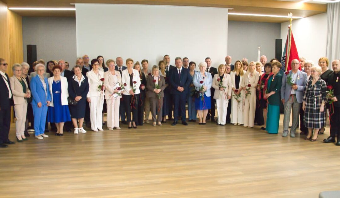 Wojewoda Świętokrzyski wręczył medale od Prezydenta RP dla pracowników PSS. (VIDEO)