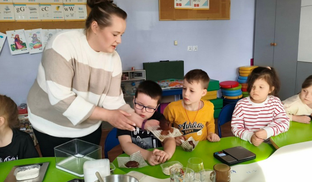 „Rosnę z matematyką” – najmłodsi ze Zbludowic odkrywają świat wagi i ważenia.