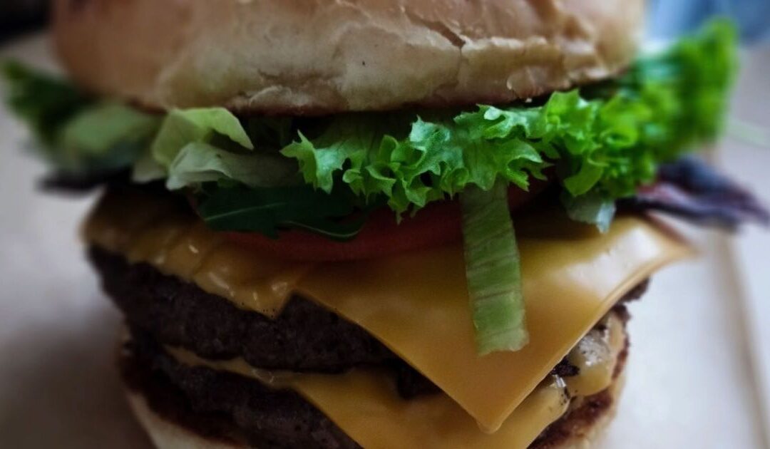 Duble Paka – burger dla naprawdę głodnych w Burger Paka w Busku-Zdroju