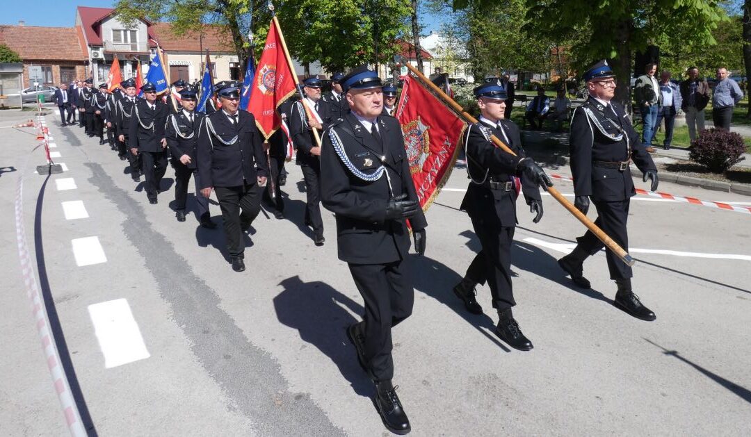Obchody Święta Konstytucji 3 Maja w Wiślicy – uroczystości z udziałem mieszkańców.