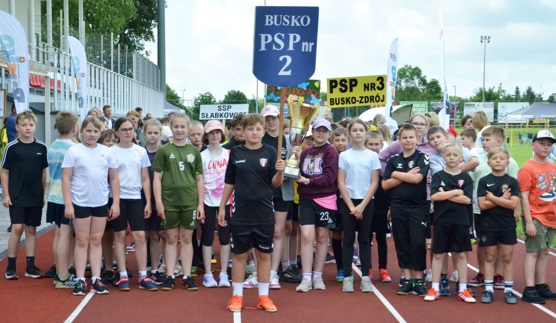 Buski Dzień Sportu 2026 w Busku-Zdroju rozpoczęty. Młodzi sportowcy walczą o zwycięstwo.