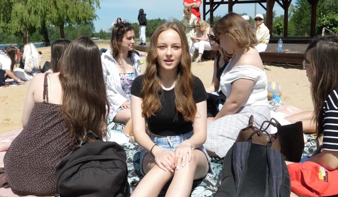 Wspólny spot o bezpieczeństwie nad wodą. KPP Busko-Zdrój i uczniowie z Buska-Zdroju apelują o rozwagę!
