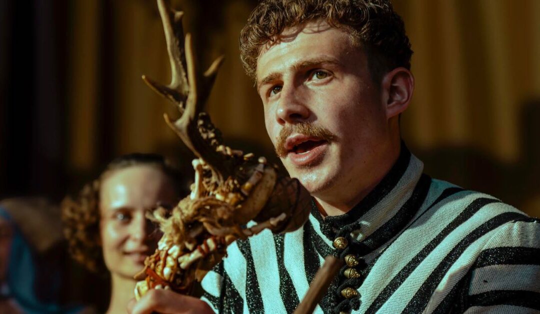 Filip Zaręba z Buska-Zdroju wraca w trzecim sezonie „1670”. Netflix pokazał zwiastun nowych odcinków.