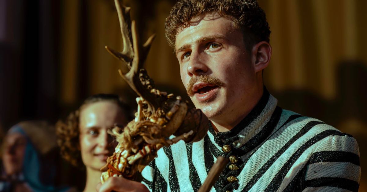 Filip Zaręba z Buska-Zdroju wraca w trzecim sezonie „1670”. Netflix pokazał zwiastun nowych odcinków.