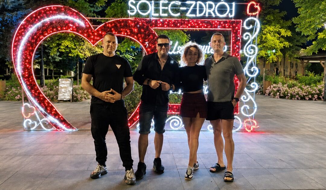 Kordian Cieślik odwiedził Solec-Zdrój. Były zdjęcia z fanami i muzyka na żywo.