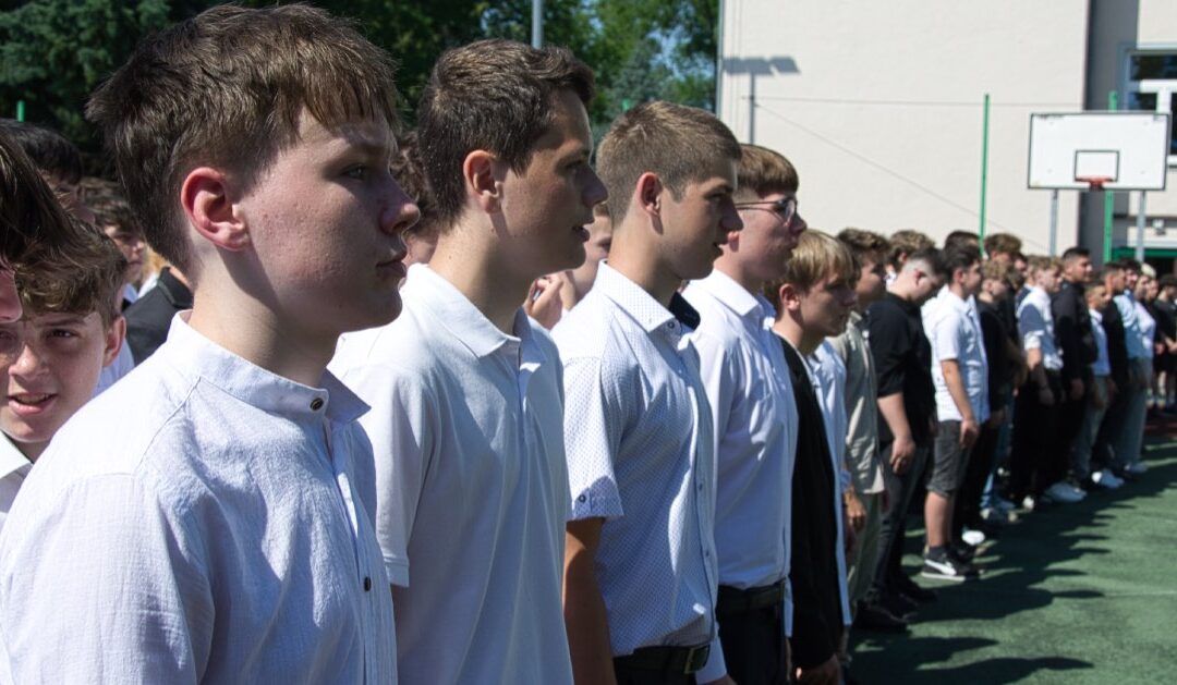 Uczniowie z szkół z Buska-Zdroju zakończyli rok szkolny – czas na zasłużone wakacje.