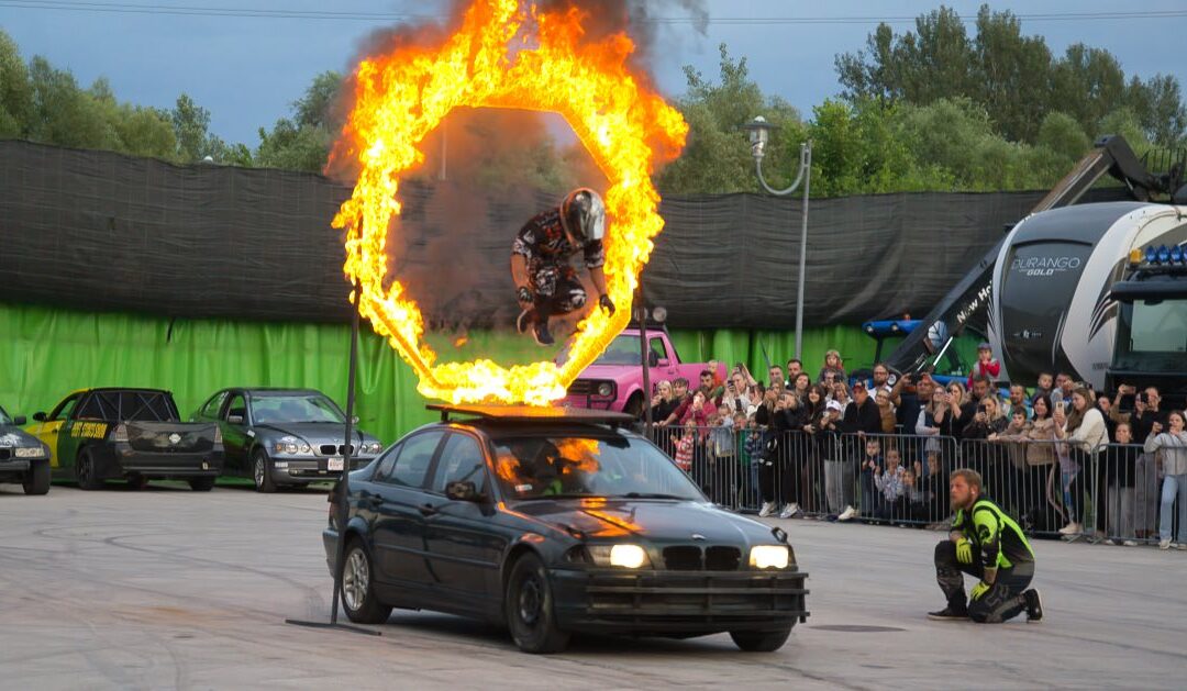 Extreme Stunt Show zachwyciło publiczność w Nowym Korczynie. Widowisko pełne emocji i atrakcji dla całych rodzin!