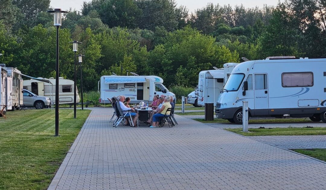 Wiślica przyciąga kamperowiczów. Pole kamperowe nad Nidą zyskuje coraz większą popularność.