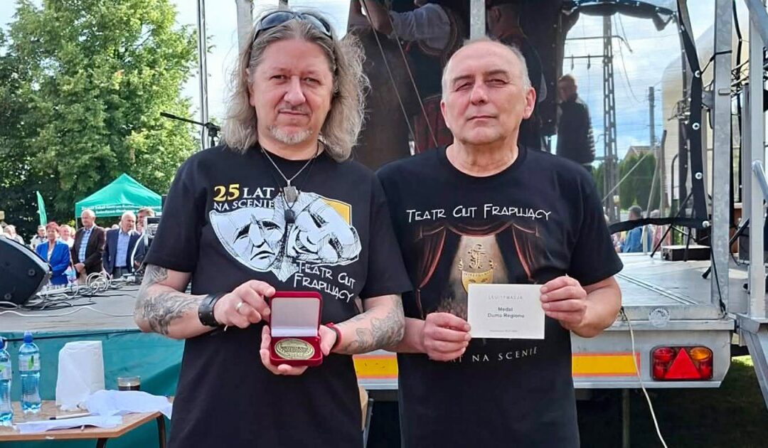 Teatr Ciut Frapujący z Medalem Duma Regionu. Wyróżnienie podczas Święta Pieśni i Muzyki Świętokrzyskiej w Niegosławicach.