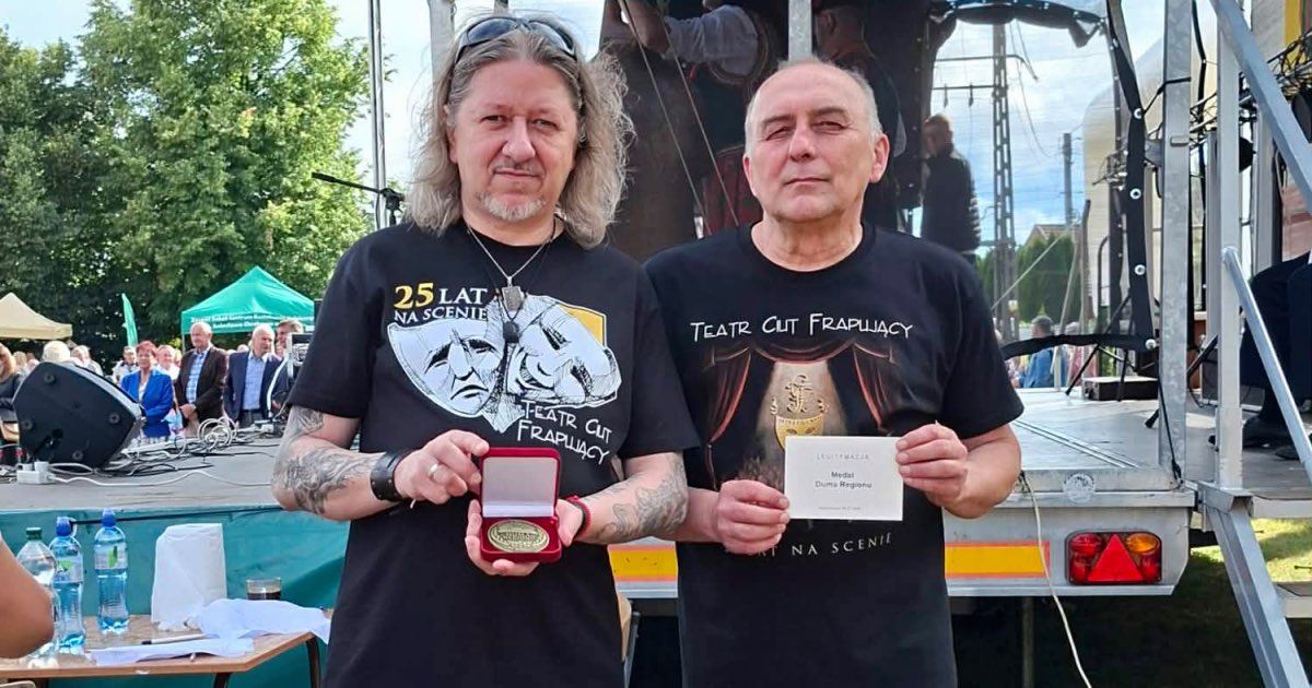 teatr ciut frapujący z medalem duma regionu