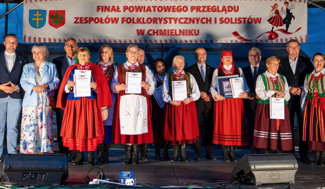 Leśnianie i Łucja Wiśniewska triumfowali podczas 26. Powiatowego Przeglądu Zespołów Folklorystycznych i Solistów w Chmielniku