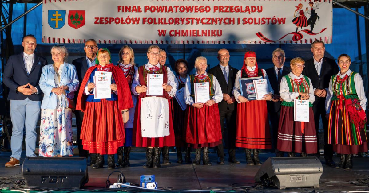 Leśnianie i Łucja Wiśniewska triumfowali podczas 26. Powiatowego Przeglądu Zespołów Folklorystycznych i Solistów w Chmielniku