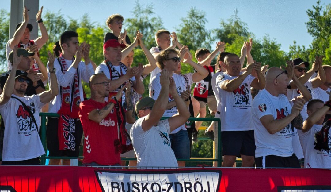 AKS 1947 Busko-Zdrój – Siarka Tarnobrzeg 1:4. Goście odwrócili losy spotkania w drugiej połowie.