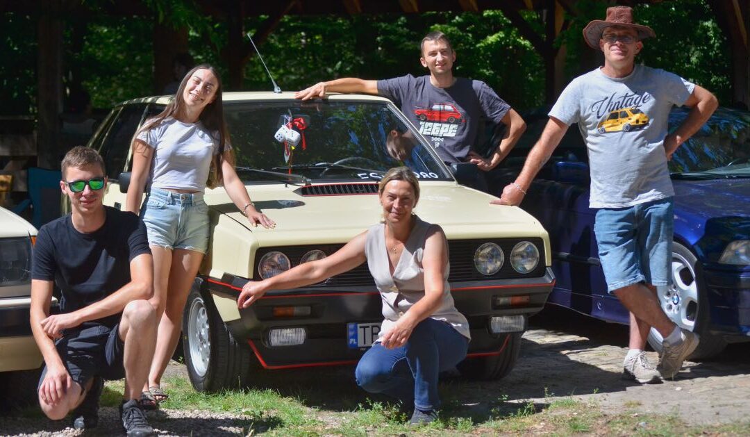 XX MotoPiknik w Tokarni przyciągnął tłumy miłośników motoryzacji. Wśród uczestników także Klasyki Ponidzie.