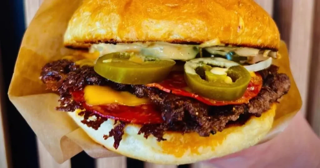 Jesienne smaki pojawiły się w Fit Cake Busko Burger PAKA w Busku-Zdroju zaprasza na konkretną porcję smaku