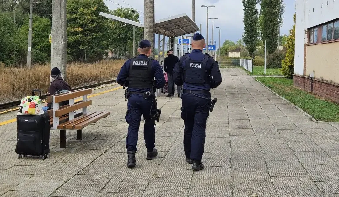 Policjanci kontrolują bezpieczeństwo na kolei w powiecie buskim