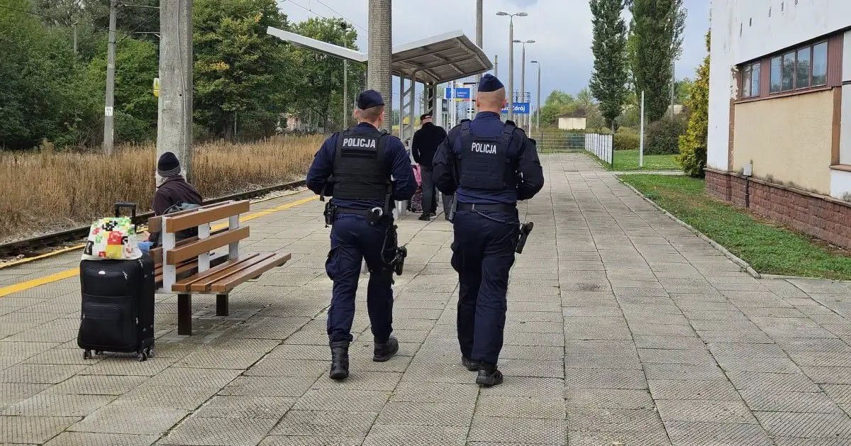 Policjanci kontrolują bezpieczeństwo na kolei w powiecie buskim